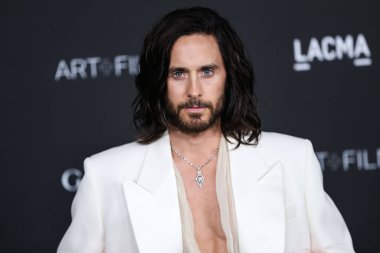 Gucci 'nin kıyafetlerini giyen aktör Jared Leto, 6 Kasım 2021' de Los Angeles İlçe Sanat Müzesi 'nde düzenlenen 10. Geleneksel LACMA Sanat + Film Galasına geldi.