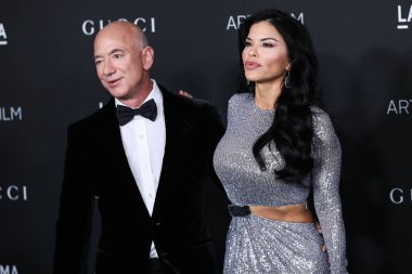 Amazon.com 'un Amerikalı girişimcisi / kurucusu Jeff Bezos ve kız arkadaşı / Amerikalı haber spikeri Lauren Sanchez, 6 Kasım 2021' de Los Angeles Sanat Müzesi 'nde düzenlenen 10. LACMA Sanat + Film Galası 2021' e geldiler.