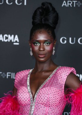Gucci 'nin kıyafetlerini giyen aktris Jodie Turner-Smith, 6 Kasım 2021' de Los Angeles İlçe Sanat Müzesi 'nde düzenlenen 10. Geleneksel LACMA Sanat + Film Galasına geldi.