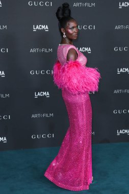 Gucci 'nin kıyafetlerini giyen aktris Jodie Turner-Smith, 6 Kasım 2021' de Los Angeles İlçe Sanat Müzesi 'nde düzenlenen 10. Geleneksel LACMA Sanat + Film Galasına geldi.