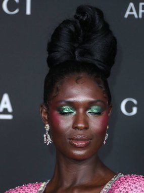 Gucci 'nin kıyafetlerini giyen aktris Jodie Turner-Smith, 6 Kasım 2021' de Los Angeles İlçe Sanat Müzesi 'nde düzenlenen 10. Geleneksel LACMA Sanat + Film Galasına geldi.
