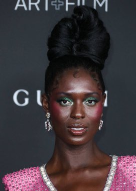 Gucci 'nin kıyafetlerini giyen aktris Jodie Turner-Smith, 6 Kasım 2021' de Los Angeles İlçe Sanat Müzesi 'nde düzenlenen 10. Geleneksel LACMA Sanat + Film Galasına geldi.