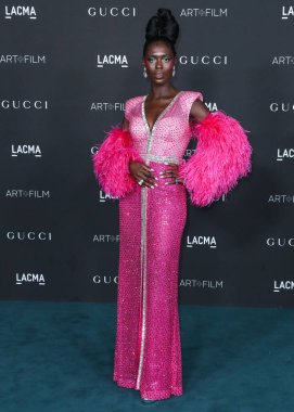 Gucci 'nin kıyafetlerini giyen aktris Jodie Turner-Smith, 6 Kasım 2021' de Los Angeles İlçe Sanat Müzesi 'nde düzenlenen 10. Geleneksel LACMA Sanat + Film Galasına geldi.