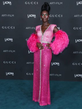 Gucci 'nin kıyafetlerini giyen aktris Jodie Turner-Smith, 6 Kasım 2021' de Los Angeles İlçe Sanat Müzesi 'nde düzenlenen 10. Geleneksel LACMA Sanat + Film Galasına geldi.