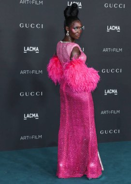Gucci 'nin kıyafetlerini giyen aktris Jodie Turner-Smith, 6 Kasım 2021' de Los Angeles İlçe Sanat Müzesi 'nde düzenlenen 10. Geleneksel LACMA Sanat + Film Galasına geldi.