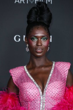 Gucci 'nin kıyafetlerini giyen aktris Jodie Turner-Smith, 6 Kasım 2021' de Los Angeles İlçe Sanat Müzesi 'nde düzenlenen 10. Geleneksel LACMA Sanat + Film Galasına geldi.