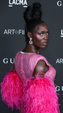 Gucci 'nin kıyafetlerini giyen aktris Jodie Turner-Smith, 6 Kasım 2021' de Los Angeles İlçe Sanat Müzesi 'nde düzenlenen 10. Geleneksel LACMA Sanat + Film Galasına geldi.
