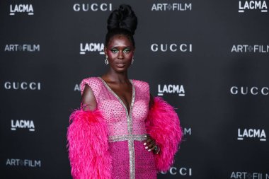 Gucci 'nin kıyafetlerini giyen aktris Jodie Turner-Smith, 6 Kasım 2021' de Los Angeles İlçe Sanat Müzesi 'nde düzenlenen 10. Geleneksel LACMA Sanat + Film Galasına geldi.