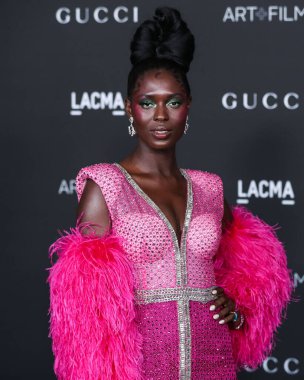 Gucci 'nin kıyafetlerini giyen aktris Jodie Turner-Smith, 6 Kasım 2021' de Los Angeles İlçe Sanat Müzesi 'nde düzenlenen 10. Geleneksel LACMA Sanat + Film Galasına geldi.