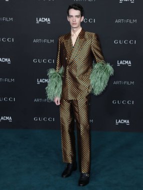 Gucci takım elbise giyen aktör Kodi Smit-McPhee ve Tiffany & Co. mücevherleri, 6 Kasım 2021 'de Los Angeles İlçe Sanat Müzesi' nde düzenlenen 10. Geleneksel LACMA Sanat + Film Galasına geldi..