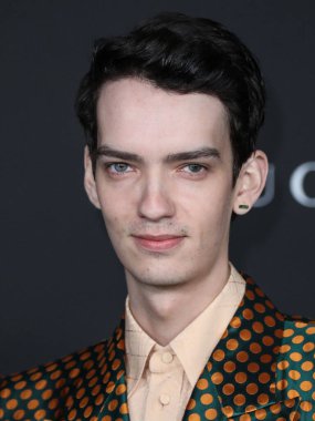 Gucci takım elbise giyen aktör Kodi Smit-McPhee ve Tiffany & Co. mücevherleri, 6 Kasım 2021 'de Los Angeles İlçe Sanat Müzesi' nde düzenlenen 10. Geleneksel LACMA Sanat + Film Galasına geldi..