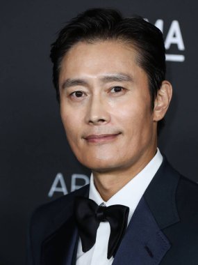 Lee Byung-hun, Los Angeles İlçe Sanat Müzesi 'nde 6 Kasım 2021' de düzenlenen 10. Geleneksel LACMA Sanat + Film Galası 'na geldi.. 