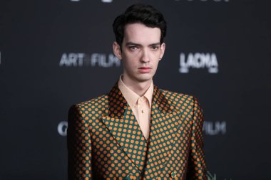 Gucci takım elbise giyen aktör Kodi Smit-McPhee ve Tiffany & Co. mücevherleri, 6 Kasım 2021 'de Los Angeles İlçe Sanat Müzesi' nde düzenlenen 10. Geleneksel LACMA Sanat + Film Galasına geldi..