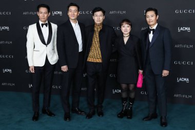 Lee Jung Jae, Park Hae Soo, Hwang Dong-hyuk ve Lee Byung-hun, 6 Kasım 2021 'de Los Angeles İlçe Sanat Müzesi' nde düzenlenen 10. Geleneksel LACMA Sanat ve Film Galası 2021 'e geldiler.. 