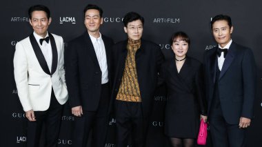 Lee Jung Jae, Park Hae Soo, Hwang Dong-hyuk ve Lee Byung-hun, 6 Kasım 2021 'de Los Angeles İlçe Sanat Müzesi' nde düzenlenen 10. Geleneksel LACMA Sanat ve Film Galası 2021 'e geldiler.. 