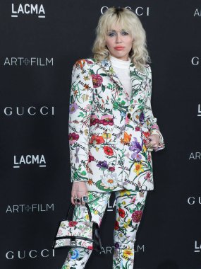 Gucci X Balenciaga takımı giyen şarkıcı Miley Cyrus ve Jared Lehr mücevheri, 6 Kasım 2021 'de Los Angeles İlçe Sanat Müzesi' nde düzenlenen 10. LACMA Sanat + Film Galasına geldi..