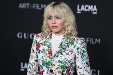 Gucci X Balenciaga takımı giyen şarkıcı Miley Cyrus ve Jared Lehr mücevheri, 6 Kasım 2021 'de Los Angeles İlçe Sanat Müzesi' nde düzenlenen 10. LACMA Sanat + Film Galasına geldi..