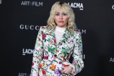 Gucci X Balenciaga takımı giyen şarkıcı Miley Cyrus ve Jared Lehr mücevheri, 6 Kasım 2021 'de Los Angeles İlçe Sanat Müzesi' nde düzenlenen 10. LACMA Sanat + Film Galasına geldi..