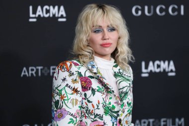 Gucci X Balenciaga takımı giyen şarkıcı Miley Cyrus ve Jared Lehr mücevheri, 6 Kasım 2021 'de Los Angeles İlçe Sanat Müzesi' nde düzenlenen 10. LACMA Sanat + Film Galasına geldi..