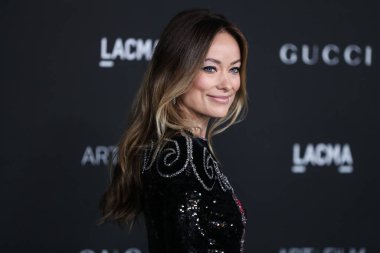 Gucci elbisesi giyen aktris Olivia Wilde, 6 Kasım 2021 'de Los Angeles İlçe Sanat Müzesi' nde düzenlenen 10. LACMA Sanat + Film Galasına geldi..