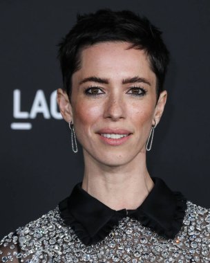 Miu Miu elbisesi giyen aktris Rebecca Hall, 6 Kasım 2021 'de Los Angeles İlçe Sanat Müzesi' nde düzenlenen 10. LACMA Sanat + Film Galasına geldi..