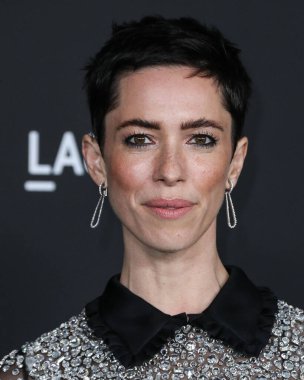 Miu Miu elbisesi giyen aktris Rebecca Hall, 6 Kasım 2021 'de Los Angeles İlçe Sanat Müzesi' nde düzenlenen 10. LACMA Sanat + Film Galasına geldi.. 