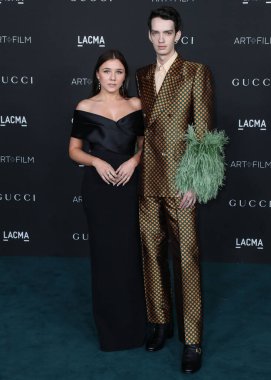 Rebecca Phillipou ve erkek arkadaşı Kodi Smit-McPhee, 6 Kasım 2021 'de Los Angeles İlçe Sanat Müzesi' nde düzenlenen 10. Geleneksel LACMA Sanat + Film Galasına geldiler..