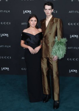 Rebecca Phillipou ve erkek arkadaşı Kodi Smit-McPhee, 6 Kasım 2021 'de Los Angeles İlçe Sanat Müzesi' nde düzenlenen 10. Geleneksel LACMA Sanat + Film Galasına geldiler.. 