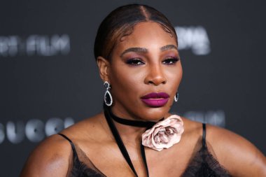 Gucci elbisesi giyen Amerikalı tenisçi Serena Williams, 6 Kasım 2021 'de Los Angeles İlçe Sanat Müzesi' nde düzenlenen 10. LACMA Sanat + Film Galasına geldi.. 