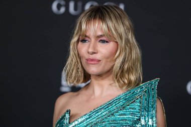 Gucci 'nin elbisesini giyen aktris Sienna Miller, 6 Kasım 2021' de Los Angeles İlçe Sanat Müzesi 'nde düzenlenen 10. Geleneksel LACMA Sanat + Film Galasına geldi.. 