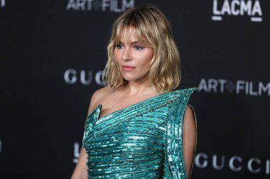 Gucci 'nin elbisesini giyen aktris Sienna Miller, 6 Kasım 2021' de Los Angeles İlçe Sanat Müzesi 'nde düzenlenen 10. Geleneksel LACMA Sanat + Film Galasına geldi.. 
