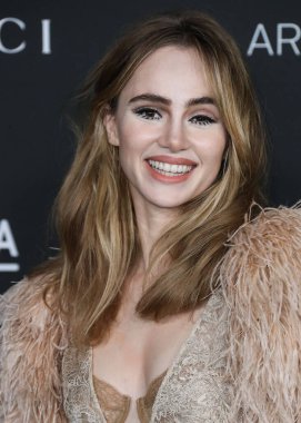 Gucci kıyafeti giyen aktris / model Suki Waterhouse, 6 Kasım 2021 'de Los Angeles İlçe Sanat Müzesi' nde düzenlenen 10. Geleneksel LACMA Sanat + Film Galasına geldi.. 