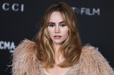 Gucci kıyafeti giyen aktris / model Suki Waterhouse, 6 Kasım 2021 'de Los Angeles İlçe Sanat Müzesi' nde düzenlenen 10. Geleneksel LACMA Sanat + Film Galasına geldi.. 