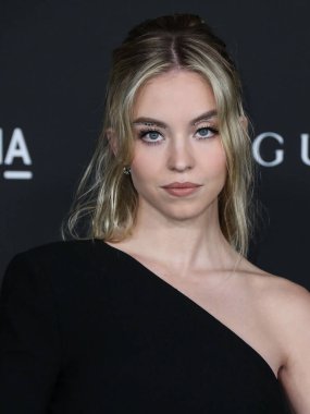 Saint Laurent elbisesi giyen Sydney Sweeney, 6 Kasım 2021 'de Los Angeles İlçe Sanat Müzesi' nde düzenlenen 10. LACMA Sanat + Film Galası 'na geldi.. 