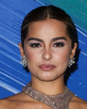 Aktris / medya kişiliği Addison Rae Versace elbisesi giyer, Giuseppe Zanotti ayakkabıları giyer ve Chopard mücevherleri, 4 Kasım 2021 'de West Holly' deki Pasifik Tasarım Merkezi 'nde düzenlenen TikTok ve Jeremy Scott onuruna Los Angeles 2021 amfAR galasına gelir.