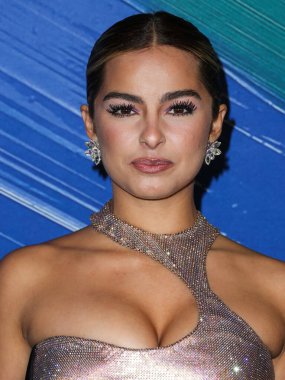 Aktris / medya kişiliği Addison Rae Versace elbisesi giyer, Giuseppe Zanotti ayakkabıları giyer ve Chopard mücevherleri, 4 Kasım 2021 'de West Holly' deki Pasifik Tasarım Merkezi 'nde düzenlenen TikTok ve Jeremy Scott onuruna Los Angeles 2021 amfAR galasına gelir.