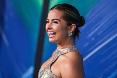 Aktris / medya kişiliği Addison Rae Versace elbisesi giyer, Giuseppe Zanotti ayakkabıları giyer ve Chopard mücevherleri, 4 Kasım 2021 'de West Holly' deki Pasifik Tasarım Merkezi 'nde düzenlenen TikTok ve Jeremy Scott onuruna Los Angeles 2021 amfAR galasına gelir.