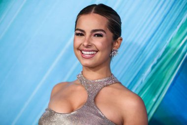 Aktris / medya kişiliği Addison Rae Versace elbisesi giyer, Giuseppe Zanotti ayakkabıları giyer ve Chopard mücevherleri, 4 Kasım 2021 'de West Holly' deki Pasifik Tasarım Merkezi 'nde düzenlenen TikTok ve Jeremy Scott onuruna Los Angeles 2021 amfAR galasına gelir.