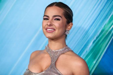 Aktris / medya kişiliği Addison Rae Versace elbisesi giyer, Giuseppe Zanotti ayakkabıları giyer ve Chopard mücevherleri, 4 Kasım 2021 'de West Holly' deki Pasifik Tasarım Merkezi 'nde düzenlenen TikTok ve Jeremy Scott onuruna Los Angeles 2021 amfAR galasına gelir.