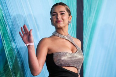 Aktris / medya kişiliği Addison Rae Versace elbisesi giyer, Giuseppe Zanotti ayakkabıları giyer ve Chopard mücevherleri, 4 Kasım 2021 'de West Holly' deki Pasifik Tasarım Merkezi 'nde düzenlenen TikTok ve Jeremy Scott onuruna Los Angeles 2021 amfAR galasına gelir.