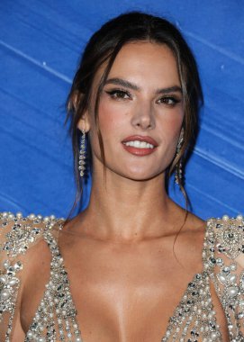 Elie Saab elbisesi giyen manken Alessandra Ambrosio, Stuart Weitzman ayakkabıları, Samer Halimeh New York küpeleri ve Djula ve Le Vian 'ın yüzükleri 4 Kasım 2021' de TikTok ve Jeremy Scott onuruna Los Angeles 'taki amfAR galasına gelir.