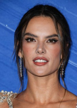 Elie Saab elbisesi giyen manken Alessandra Ambrosio, Stuart Weitzman ayakkabıları, Samer Halimeh New York küpeleri ve Djula ve Le Vian 'ın yüzükleri 4 Kasım 2021' de TikTok ve Jeremy Scott onuruna Los Angeles 'taki amfAR galasına gelir.