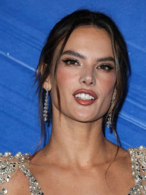 Elie Saab elbisesi giyen manken Alessandra Ambrosio, Stuart Weitzman ayakkabıları, Samer Halimeh New York küpeleri ve Djula ve Le Vian 'ın yüzükleri 4 Kasım 2021' de TikTok ve Jeremy Scott onuruna Los Angeles 'taki amfAR galasına gelir.