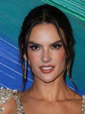 Elie Saab elbisesi giyen manken Alessandra Ambrosio, Stuart Weitzman ayakkabıları, Samer Halimeh New York küpeleri ve Djula ve Le Vian 'ın yüzükleri 4 Kasım 2021' de TikTok ve Jeremy Scott onuruna Los Angeles 'taki amfAR galasına gelir.
