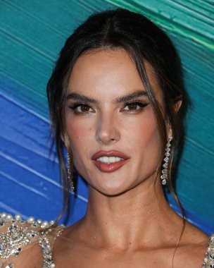 Elie Saab elbisesi giyen manken Alessandra Ambrosio, Stuart Weitzman ayakkabıları, Samer Halimeh New York küpeleri ve Djula ve Le Vian 'ın yüzükleri 4 Kasım 2021' de TikTok ve Jeremy Scott onuruna Los Angeles 'taki amfAR galasına gelir.