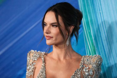 Elie Saab elbisesi giyen manken Alessandra Ambrosio, Stuart Weitzman ayakkabıları, Samer Halimeh New York küpeleri ve Djula ve Le Vian 'ın yüzükleri 4 Kasım 2021' de TikTok ve Jeremy Scott onuruna Los Angeles 'taki amfAR galasına gelir.