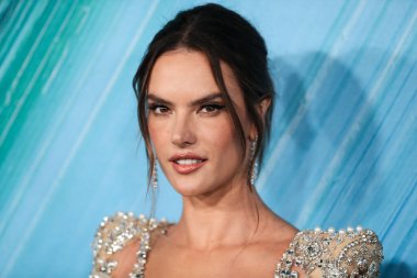 Elie Saab elbisesi giyen manken Alessandra Ambrosio, Stuart Weitzman ayakkabıları, Samer Halimeh New York küpeleri ve Djula ve Le Vian 'ın yüzükleri 4 Kasım 2021' de TikTok ve Jeremy Scott onuruna Los Angeles 'taki amfAR galasına gelir.
