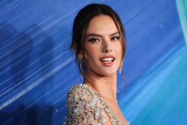 Model Alessandra Ambrosio Elie Saab elbisesi, Stuart Weitzman ayakkabıları, Samer Halimeh New York küpeleri ve Djula ve Le Vian 'ın yüzükleri ile Pasifik Tasarım Merkezi' nde düzenlenen TikTok ve Jeremy Scott onuruna düzenlenen amfAR galası Los Angeles 2021 'a geldi.