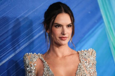 Elie Saab elbisesi giyen manken Alessandra Ambrosio, Stuart Weitzman ayakkabıları, Samer Halimeh New York küpeleri ve Djula ve Le Vian 'ın yüzükleri 4 Kasım 2021' de TikTok ve Jeremy Scott onuruna Los Angeles 'taki amfAR galasına gelir.