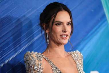 Elie Saab elbisesi giyen manken Alessandra Ambrosio, Stuart Weitzman ayakkabıları, Samer Halimeh New York küpeleri ve Djula ve Le Vian 'ın yüzükleri 4 Kasım 2021' de TikTok ve Jeremy Scott onuruna Los Angeles 'taki amfAR galasına gelir.